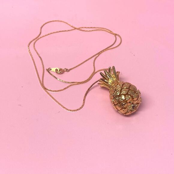 Vintage Gold Tone Three Dimensional Pineapple Pendant Necklace - Picture 4 of 4